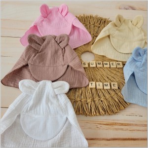 Niemowlęca czapka muślinowa. Czapka na lato dla niemowląt. Czapka muślinowa niemowlęca z uszkami i przedłużanym tyłem. Przewiewna muślinowa czapka na lato dla dziecka.