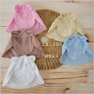 Niemowlęca czapka muślinowa. Czapka na lato dla niemowląt. Czapka muślinowa niemowlęca z uszkami i przedłużanym tyłem. Przewiewna muślinowa czapka na lato dla dziecka.