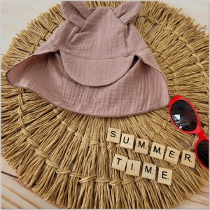 Niemowlęca czapka muślinowa. Czapka na lato dla niemowląt. Czapka muślinowa niemowlęca z uszkami i przedłużanym tyłem. Przewiewna muślinowa czapka na lato dla dziecka.