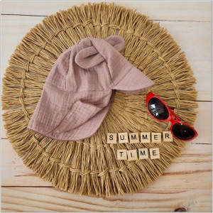 Niemowlęca czapka muślinowa. Czapka na lato dla niemowląt. Czapka muślinowa niemowlęca z uszkami i przedłużanym tyłem. Przewiewna muślinowa czapka na lato dla dziecka.