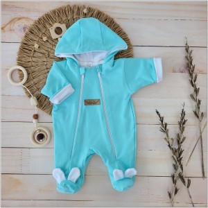 Kombinezon niemowlęcy dwuwarstwowy. Kombinezon dla noworodka zapinany na dwa zamki. Miętowo-biały kombinezon całoroczny dla niemowlaka. Must have wyprawki dla noworodka. Kombinezon niemowlęcy z kapturem.