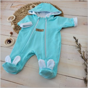 Kombinezon niemowlęcy dwuwarstwowy. Kombinezon dla noworodka zapinany na dwa zamki. Miętowo-biały kombinezon całoroczny dla niemowlaka. Must have wyprawki dla noworodka. Kombinezon niemowlęcy z kapturem.