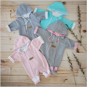 Kombinezon niemowlęcy dwuwarstwowy. Kombinezon dla noworodka zapinany na dwa zamki. Miętowo-biały kombinezon całoroczny dla niemowlaka. Must have wyprawki dla noworodka. Kombinezon niemowlęcy z kapturem.