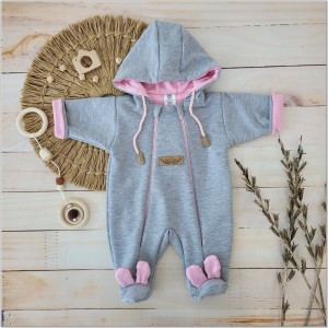 Kombinezon niemowlęcy dwuwarstwowy. Kombinezon dla noworodka zapinany na dwa zamki. Szaro-różowy kombinezon całoroczny dla niemowlaka. Must have wyprawki dla noworodka. Kombinezon niemowlęcy z kapturem.