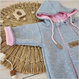 Kombinezon niemowlęcy dwuwarstwowy. Kombinezon dla noworodka zapinany na dwa zamki. Szaro-różowy kombinezon całoroczny dla niemowlaka. Must have wyprawki dla noworodka. Kombinezon niemowlęcy z kapturem.