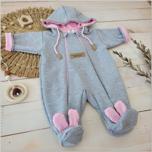 Kombinezon niemowlęcy dwuwarstwowy. Kombinezon dla noworodka zapinany na dwa zamki. Szaro-różowy kombinezon całoroczny dla niemowlaka. Must have wyprawki dla noworodka. Kombinezon niemowlęcy z kapturem.