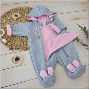 Kombinezon niemowlęcy dwuwarstwowy. Kombinezon dla noworodka zapinany na dwa zamki. Szaro-różowy kombinezon całoroczny dla niemowlaka. Must have wyprawki dla noworodka. Kombinezon niemowlęcy z kapturem.