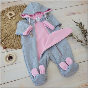 Kombinezon niemowlęcy dwuwarstwowy. Kombinezon dla noworodka zapinany na dwa zamki. Szaro-różowy kombinezon całoroczny dla niemowlaka. Must have wyprawki dla noworodka. Kombinezon niemowlęcy z kapturem.