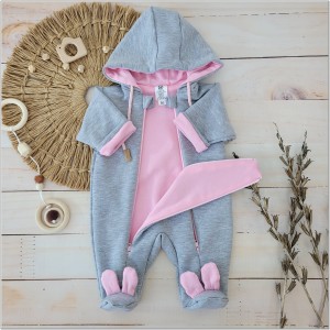 Kombinezon niemowlęcy dwuwarstwowy. Kombinezon dla noworodka zapinany na dwa zamki. Szaro-różowy kombinezon całoroczny dla niemowlaka. Must have wyprawki dla noworodka. Kombinezon niemowlęcy z kapturem.