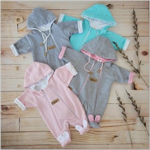 Kombinezon niemowlęcy dwuwarstwowy. Kombinezon dla noworodka zapinany na dwa zamki. Szaro-różowy kombinezon całoroczny dla niemowlaka. Must have wyprawki dla noworodka. Kombinezon niemowlęcy z kapturem.