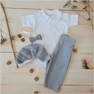 Elegancki szary komplet chłopięcy na chrzest, wesela, uroczystości. Elegancki zestaw: bawełniane body,  elastyczne spodnie, muszka, czapka. Modny garniturek dla chłopca.