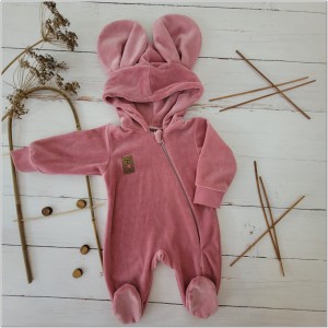 Różowy pajacyk welurowy dla niemowlaka. Welurowy ciepły kombinezon dla noworodka z uszami. Pajac na wiosnę, jesień