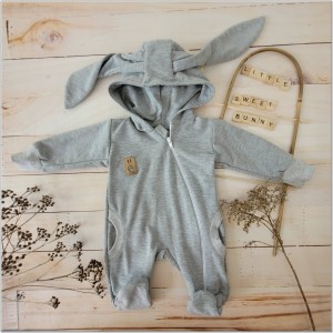 Dresowy bawełniany wiosenny, letni, jesienny kombinezon niemowlęcy z uszami królika. Pajac dla niemowlaka szary.  Dres dla noworodka
