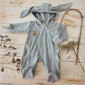 Dresowy bawełniany wiosenny, letni, jesienny kombinezon niemowlęcy z uszami królika. Pajac dla niemowlaka szary.  Dres dla noworodka
