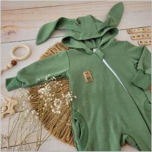 Dresowy bawełniany wiosenny, letni, jesienny kombinezon niemowlęcy z uszami królika. Pajac dla niemowlaka zielony khaki .  Dres dla noworodka