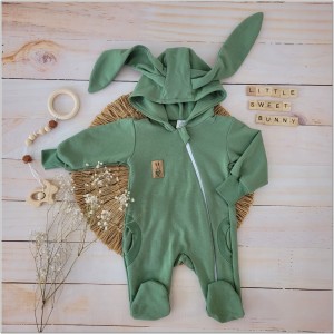 Dresowy bawełniany wiosenny, letni, jesienny kombinezon niemowlęcy z uszami królika. Pajac dla niemowlaka zielony khaki .  Dres dla noworodka