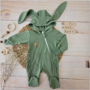 Dresowy bawełniany wiosenny, letni, jesienny kombinezon niemowlęcy z uszami królika. Pajac dla niemowlaka zielony khaki .  Dres dla noworodka