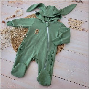 Dresowy bawełniany wiosenny, letni, jesienny kombinezon niemowlęcy z uszami królika. Pajac dla niemowlaka zielony khaki .  Dres dla noworodka