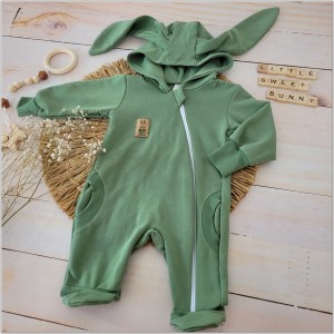 Dresowy bawełniany wiosenny, letni, jesienny kombinezon niemowlęcy z uszami królika. Pajac dla niemowlaka zielony khaki .  Dres dla noworodka
