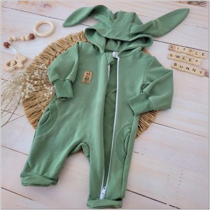 Dresowy bawełniany wiosenny, letni, jesienny kombinezon niemowlęcy z uszami królika. Pajac dla niemowlaka zielony khaki .  Dres dla noworodka