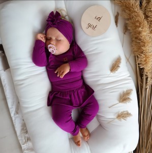 Funkcjonalny komplet niemowlęcy dla dziewczynki. Elastyczny fioletowy komplet dziewczęcy. Legginsy ze spódniczką, body i opaska dla małej dziewczynki. Komplet na co dzień, uroczystości, wyjście ze szpitala.
