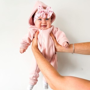Kombinezon pajacyk z kapturem z ocieplanej dresówki  dla niemowlaka brudny róż