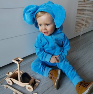 Welurowy dres niemowlęcy. Komplet welurowy dla niemowlaka. Niebieski, błękitny dres dziecięcy. Prezent dla noworodka, niemowlaka. Modny dresik. Bluza z kapturem  z uszami na zamek, spodnie welurowe