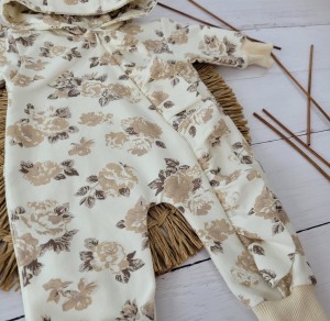 Dresowy bawełniany wiosenny, letni, jesienny kombinezon niemowlęcy. Pajac dla niemowlaka beżowo-czekoladowy  Dres dla noworodka, dziewczynki w kwiaty