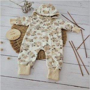 Dresowy bawełniany wiosenny, letni, jesienny kombinezon niemowlęcy. Pajac dla niemowlaka beżowo-czekoladowy  Dres dla noworodka, dziewczynki w kwiaty
