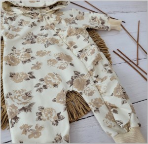 Dresowy bawełniany wiosenny, letni, jesienny kombinezon niemowlęcy. Pajac dla niemowlaka beżowo-czekoladowy  Dres dla noworodka, dziewczynki w kwiaty