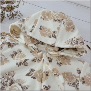 Dresowy bawełniany wiosenny, letni, jesienny kombinezon niemowlęcy. Pajac dla niemowlaka beżowo-czekoladowy  Dres dla noworodka, dziewczynki w kwiaty