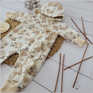 Dresowy bawełniany wiosenny, letni, jesienny kombinezon niemowlęcy. Pajac dla niemowlaka beżowo-czekoladowy  Dres dla noworodka, dziewczynki w kwiaty