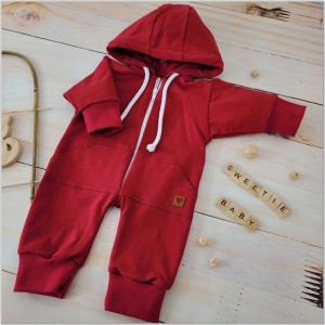Dresowy bawełniany wiosenny, letni, jesienny kombinezon niemowlęcy. Pajac dla niemowlaka bordowy. Dres dla noworodka