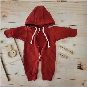 Dresowy bawełniany wiosenny, letni, jesienny kombinezon niemowlęcy. Pajac dla niemowlaka bordowy. Dres dla noworodka