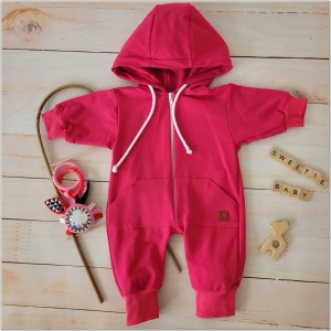 Dresowy bawełniany wiosenny, letni, jesienny kombinezon niemowlęcy. Pajac dla niemowlaka malinowy. Dres dla noworodka