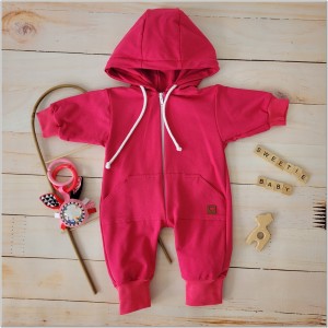 Dresowy bawełniany wiosenny, letni, jesienny kombinezon niemowlęcy. Pajac dla niemowlaka malinowy. Dres dla noworodka