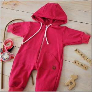 Dresowy bawełniany wiosenny, letni, jesienny kombinezon niemowlęcy. Pajac dla niemowlaka malinowy. Dres dla noworodka