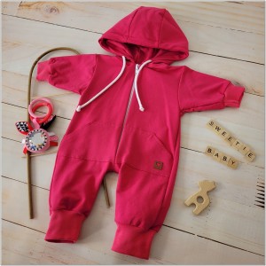 Dresowy bawełniany wiosenny, letni, jesienny kombinezon niemowlęcy. Pajac dla niemowlaka malinowy. Dres dla noworodka