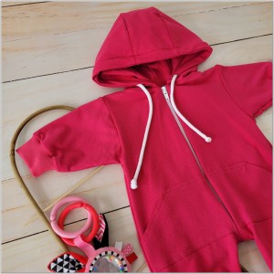 Dresowy bawełniany wiosenny, letni, jesienny kombinezon niemowlęcy. Pajac dla niemowlaka malinowy. Dres dla noworodka