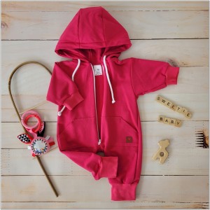 Dresowy bawełniany wiosenny, letni, jesienny kombinezon niemowlęcy. Pajac dla niemowlaka malinowy. Dres dla noworodka