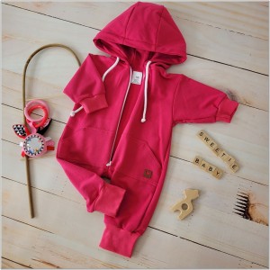 Dresowy bawełniany wiosenny, letni, jesienny kombinezon niemowlęcy. Pajac dla niemowlaka malinowy. Dres dla noworodka