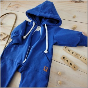 Dresowy bawełniany wiosenny, letni, jesienny kombinezon niemowlęcy. Pajac dla niemowlaka szafirowy. Dres dla noworodka