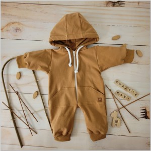 Dresowy bawełniany wiosenny, letni, jesienny kombinezon niemowlęcy. Pajac dla niemowlaka cynamonowy. Dres dla noworodka