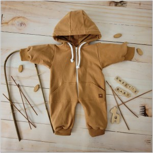 Dresowy bawełniany wiosenny, letni, jesienny kombinezon niemowlęcy. Pajac dla niemowlaka cynamonowy. Dres dla noworodka