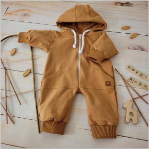 Dresowy bawełniany wiosenny, letni, jesienny kombinezon niemowlęcy. Pajac dla niemowlaka cynamonowy. Dres dla noworodka