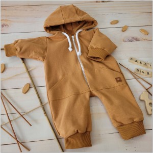 Dresowy bawełniany wiosenny, letni, jesienny kombinezon niemowlęcy. Pajac dla niemowlaka cynamonowy. Dres dla noworodka