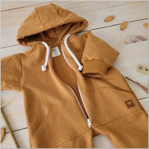 Dresowy bawełniany wiosenny, letni, jesienny kombinezon niemowlęcy. Pajac dla niemowlaka cynamonowy. Dres dla noworodka