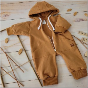Dresowy bawełniany wiosenny, letni, jesienny kombinezon niemowlęcy. Pajac dla niemowlaka cynamonowy. Dres dla noworodka