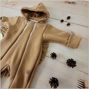 Kombinezon pajacyk z kapturem z ocieplanej dresówki  dla niemowlaka beżowy