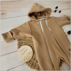 Kombinezon pajacyk z kapturem z ocieplanej dresówki  dla niemowlaka beżowy